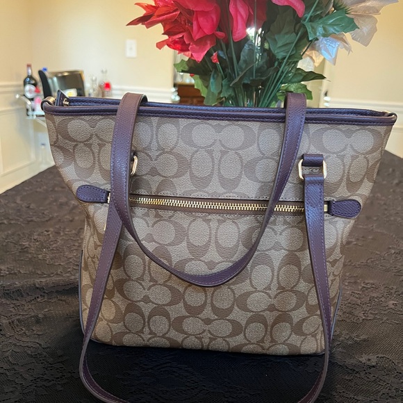 COACH LEATHER CITY  TOTE BAG IN EUC! - Picture 2 of 13